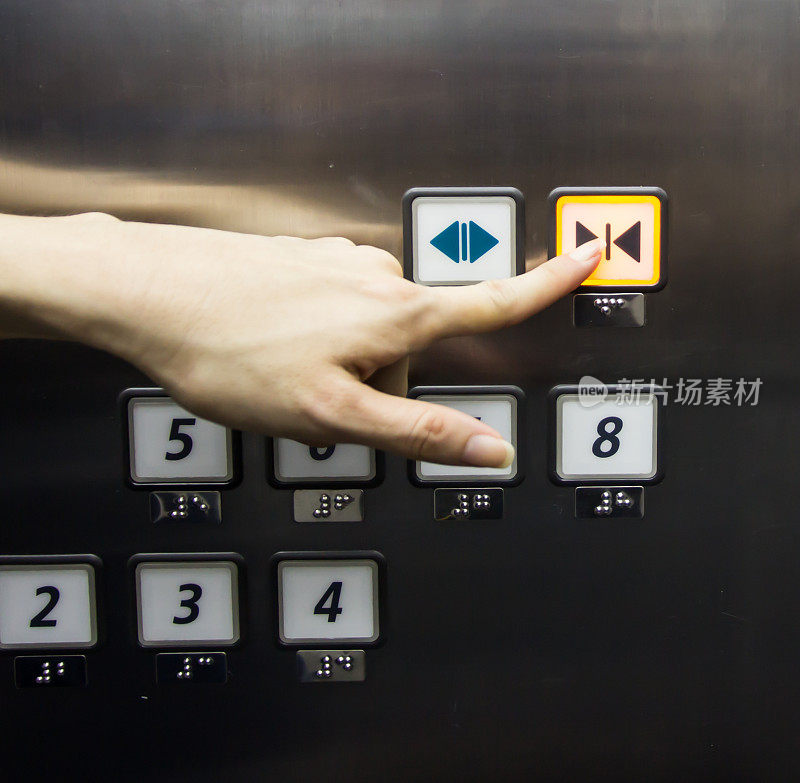 电梯按钮是女性用手指按的