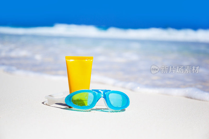 在海滩上使用防晒霜和游泳眼镜