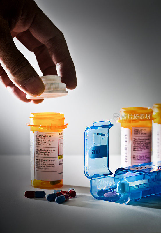 采购产品药物药丸盒子和手打开处方药物药瓶