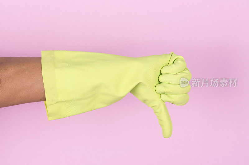 女人戴着黄色乳胶手套