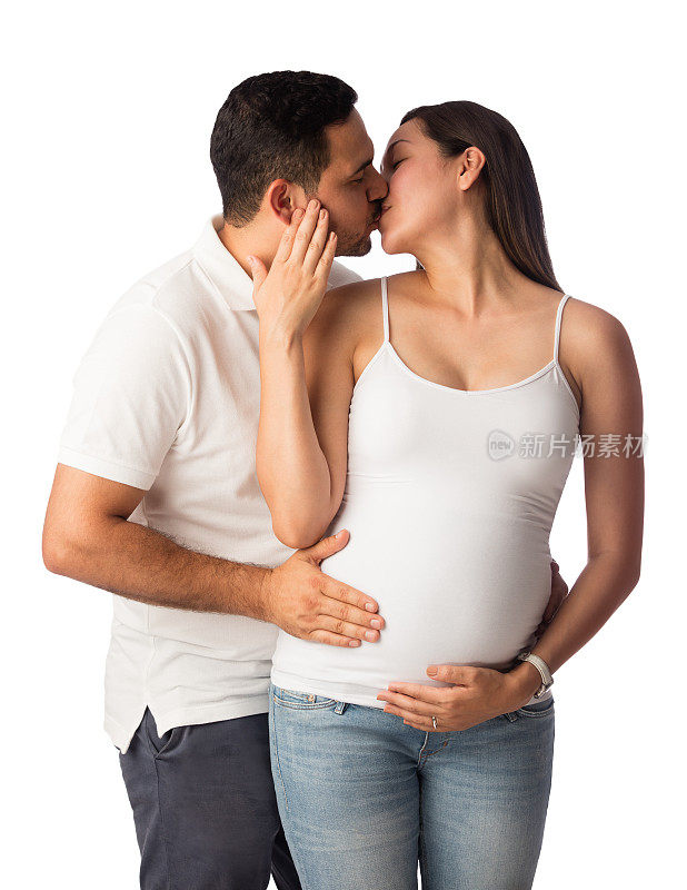 热情的拉丁男人亲吻怀孕的妻子