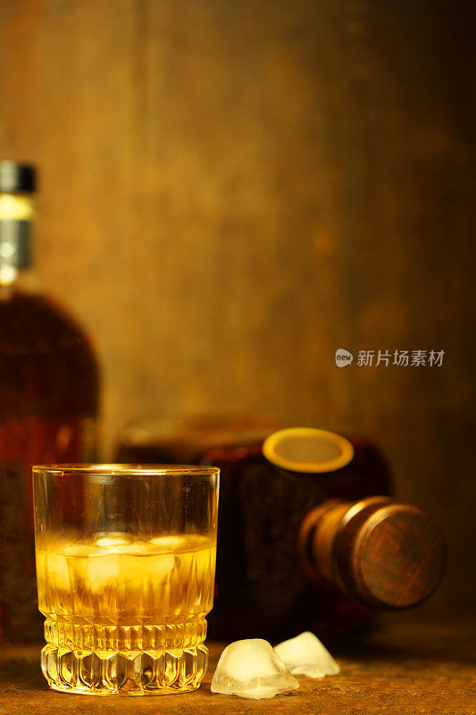 苏格兰威士忌酒瓶和一个有文字空间的玻璃杯