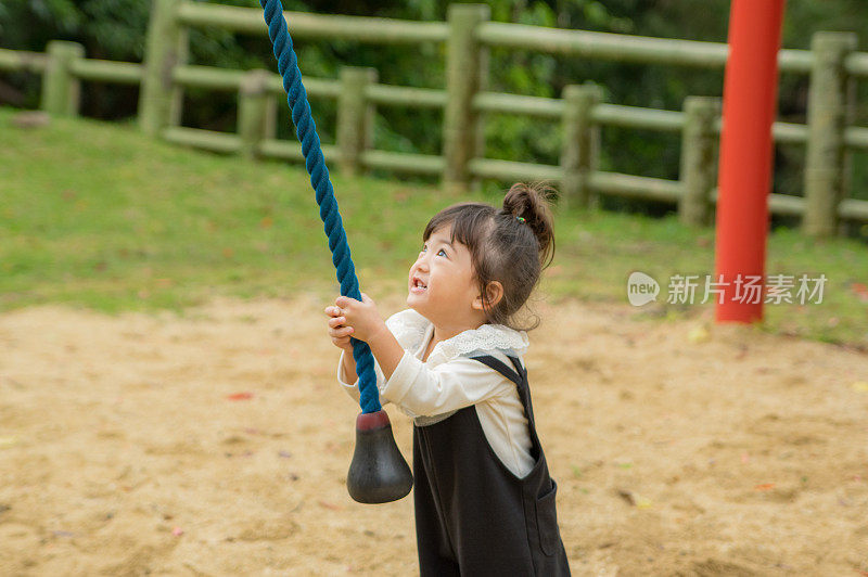 妈妈和小女孩在公园里玩