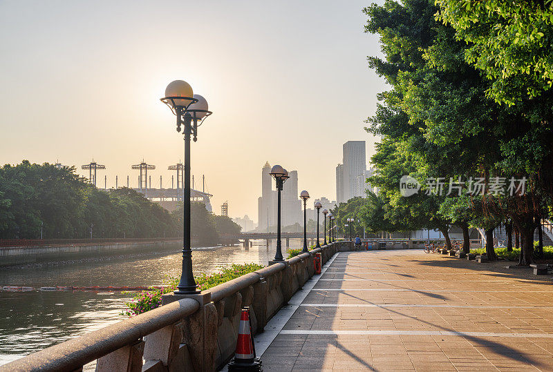中国广州珠江堤岸上的路灯