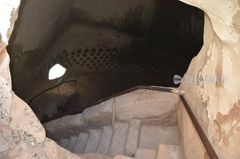 楼梯进入洞穴