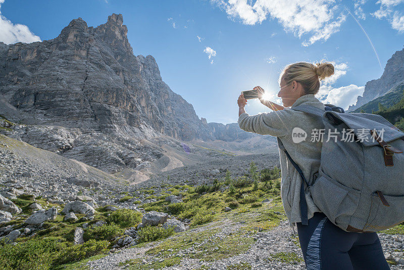 旅行者用手机拍摄风景，Dolomites，意大利