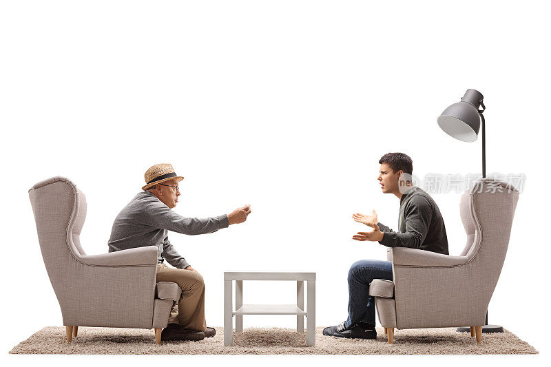 一个成熟的男人和一个年轻人坐在扶手椅上争吵