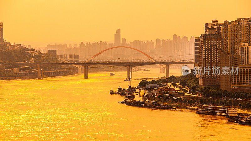 长江与晨雾日出时间，重庆，中国