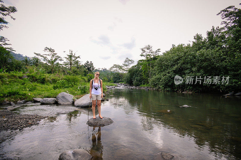 女人探索巴厘岛的丛林和河流