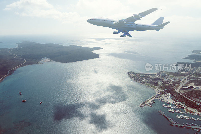 飞机在沿海城市上空飞行