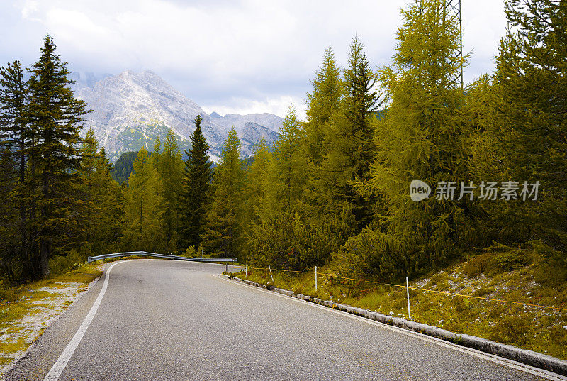 欧洲阿尔卑斯山上的山路