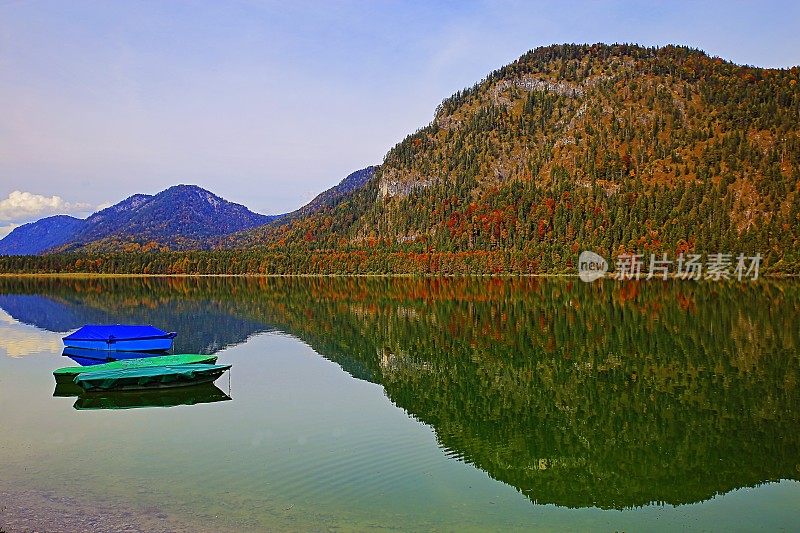 游艇上的Sylvensteinsee湖反射和高山景观在秋天-巴伐利亚阿尔卑斯