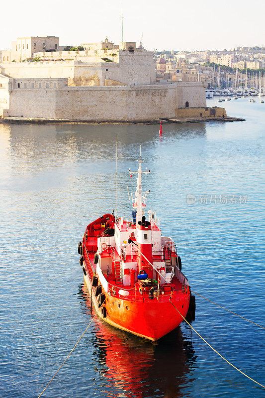 马耳他瓦莱塔:大港、红船和圣安杰洛堡