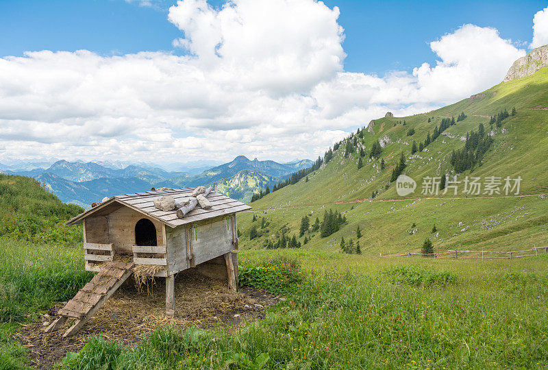 德国巴伐利亚州罗特旺山顶附近的木制鸡舍