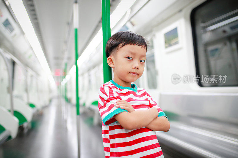 地铁上的小男孩