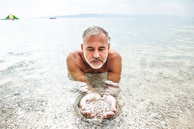 海滩上的男人在海边度假放松