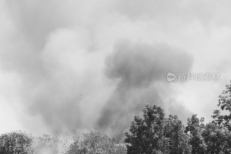 城市附近的田野着火了