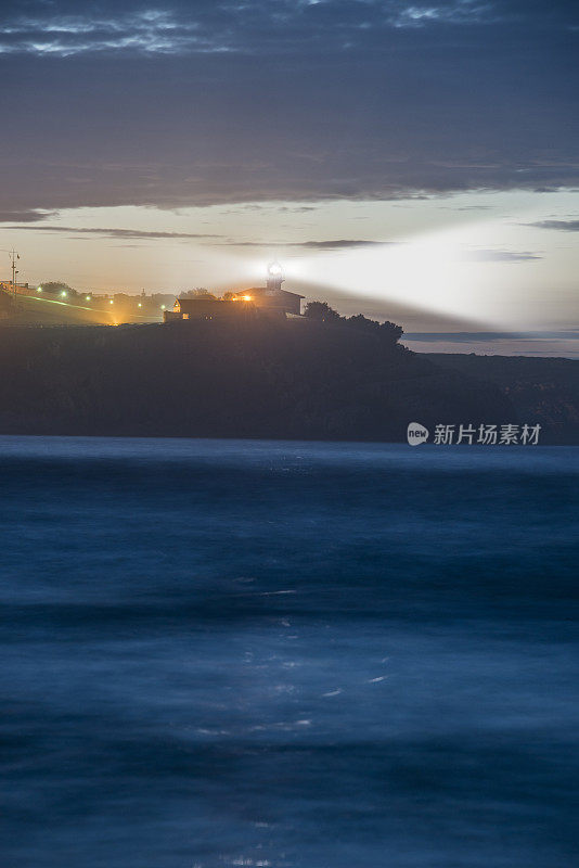 夜晚的灯塔