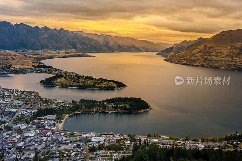 新西兰皇后镇和瓦凯提普湖的城市景观