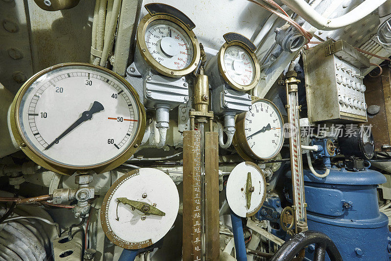 带有控制阀的老式压力计测量仪器。潜艇装备。