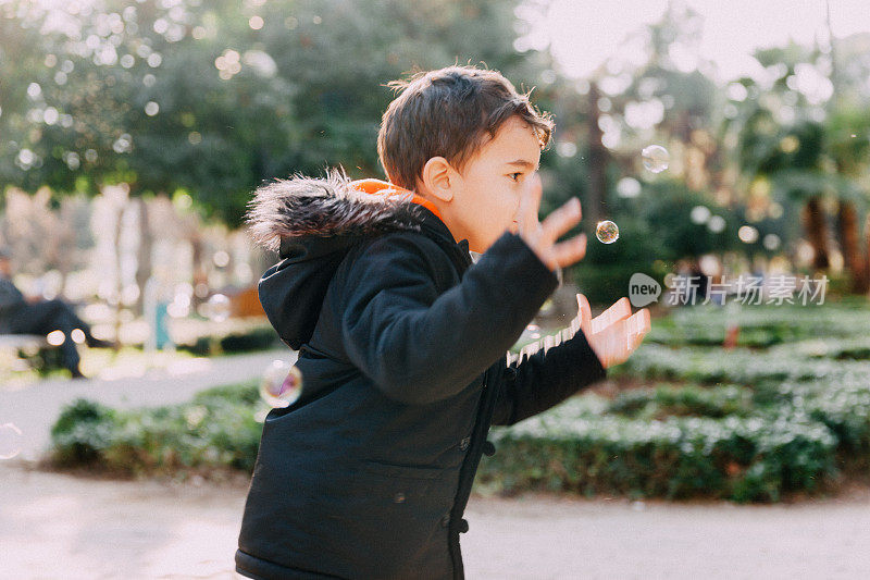 小男孩在公园里享受户外活动。