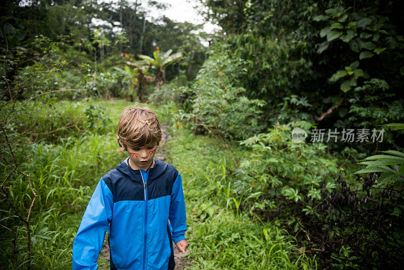 孩子探索亚马逊河