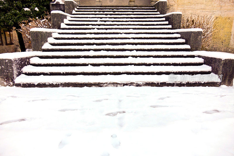 被雪覆盖的冰冷的楼梯