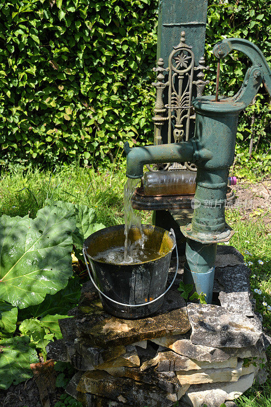 地下水供水采用老式手动泵