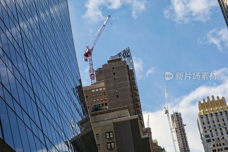 用起重机建造房屋