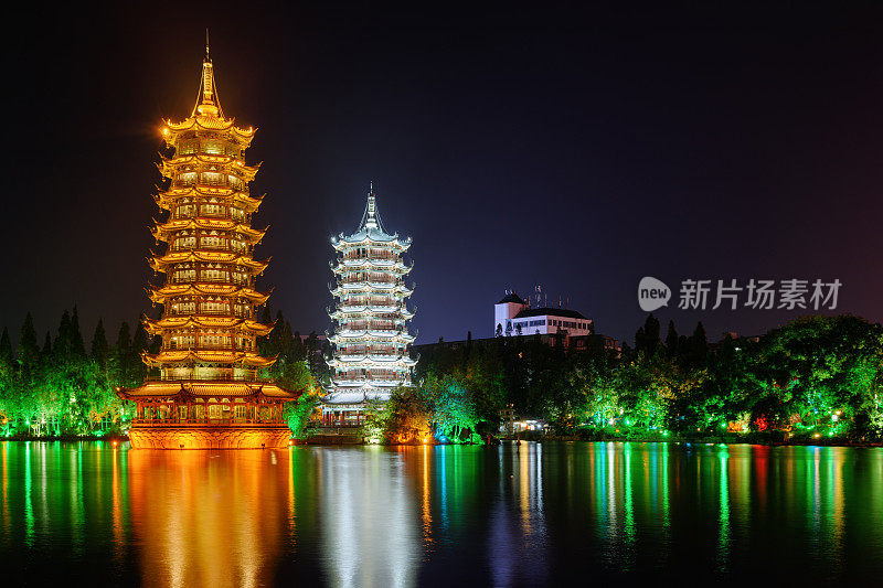 桂林夜晚的日月双塔