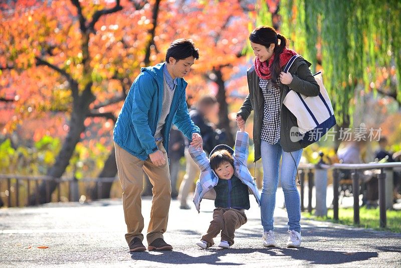 一对日本夫妇和他们的儿子在东京上野公园散步