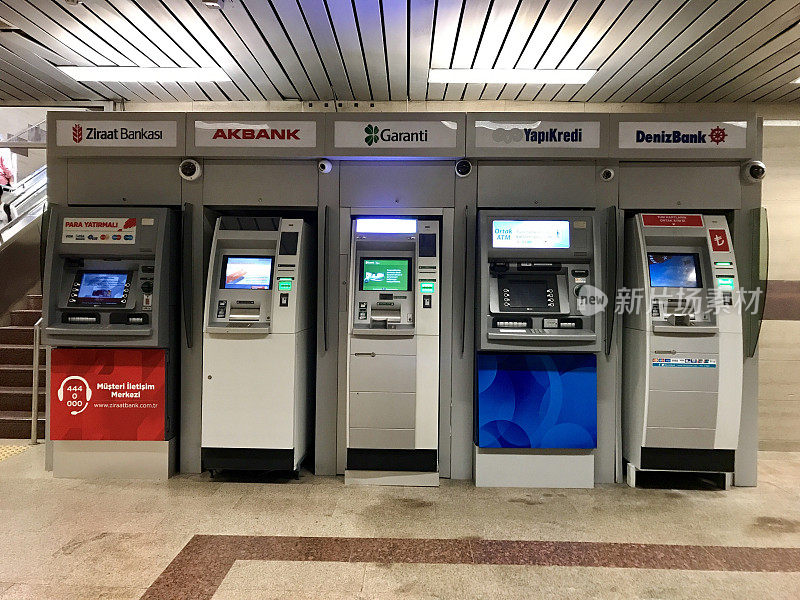 土耳其塔克西姆地铁里的不同银行ATM