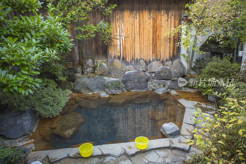 日本鸣子温泉乡的温泉池