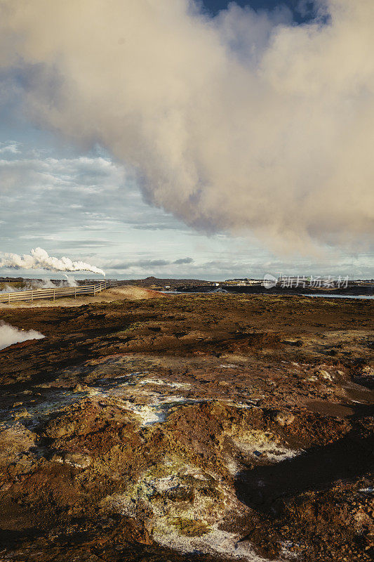 冰岛格林达维克Gunnuhver温泉的火山景观