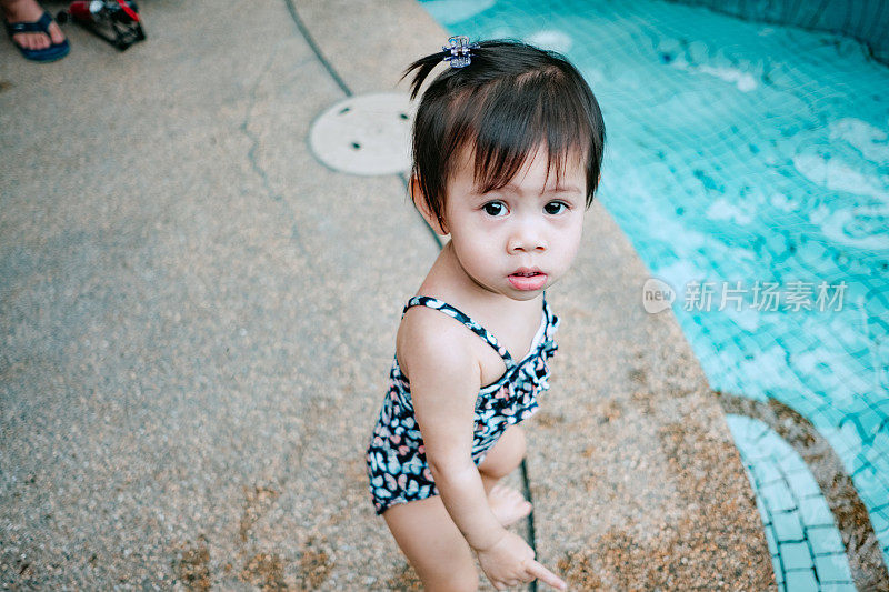 亚洲幼童在游泳池的乐趣