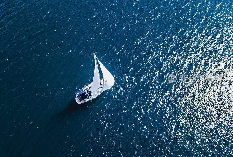 海上帆船的鸟瞰图