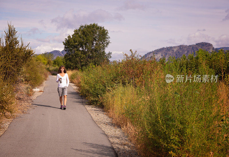 中年妇女在不列颠哥伦比亚省奥索尤斯附近散步