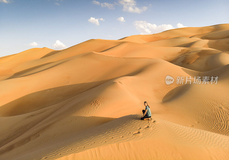 一个人在里瓦沙漠的aeril视图，空谷的一部分，世界上最大的连续沙地沙漠