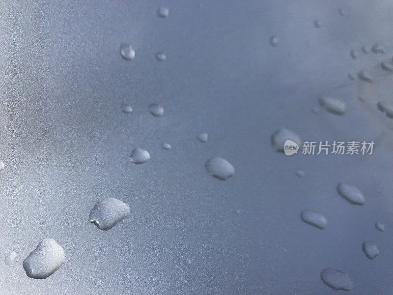 雨点落在汽车表面