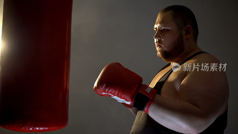 胖乎乎的运动员拳击沙袋，运动训练计划，健康活动