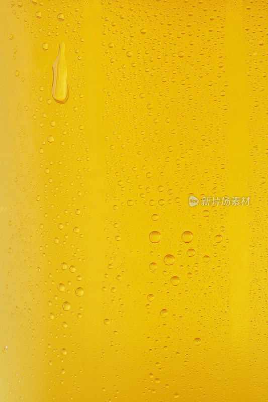 啤酒的背景。冰镇啤酒杯与水珠凝结
