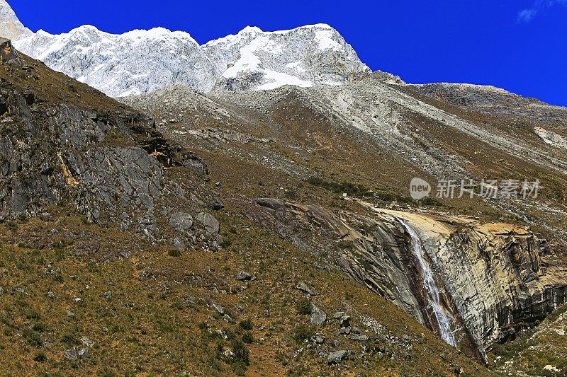 卡迪勒拉・布兰卡山脉的田园诗般的瀑布，引人注目的风景――秘鲁的安第斯山脉