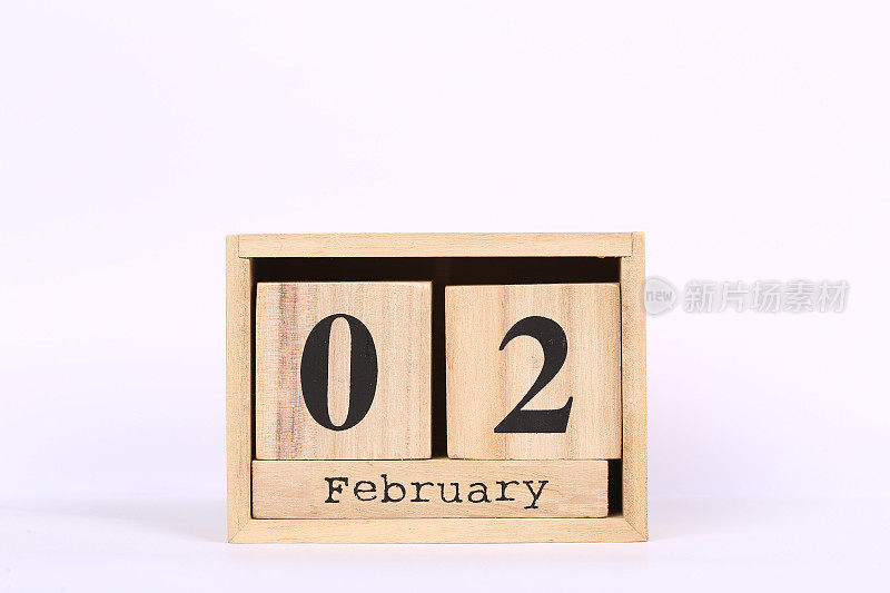 木制立方体日历，日期为2月2日。概念日历年与复制空间隔离在白色背景