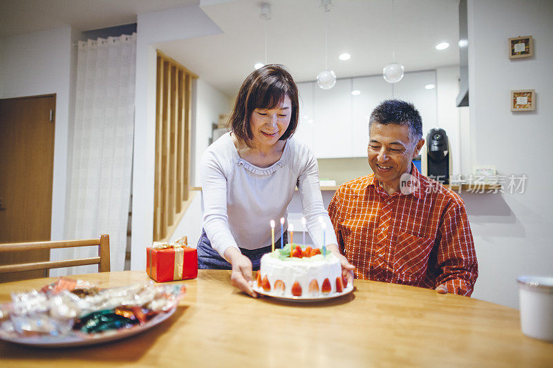 一对夫妇在家里开生日派对