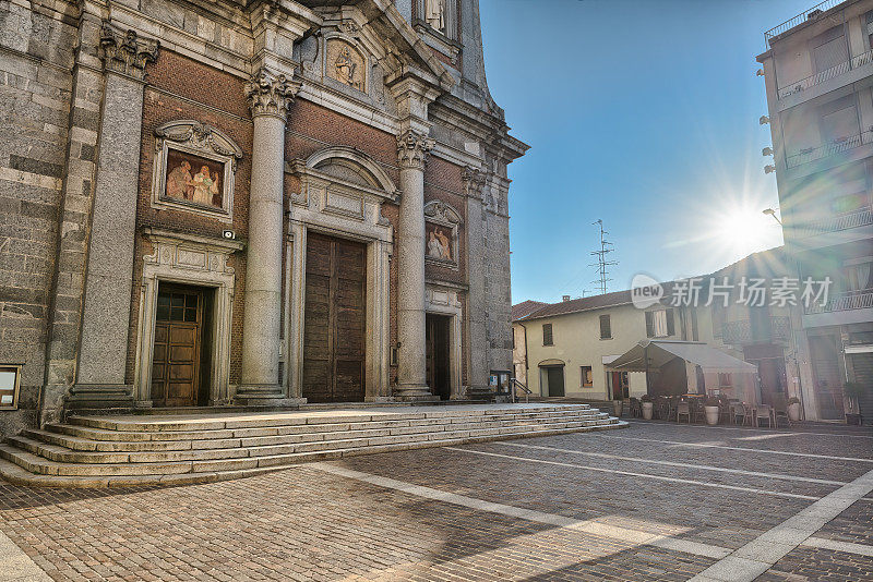 意大利教堂和蓝天下灿烂的阳光。索玛伦巴多历史中心，伦巴第，意大利。维托里奥·威尼托广场和圣阿格内斯大教堂(公元1665年)的早晨