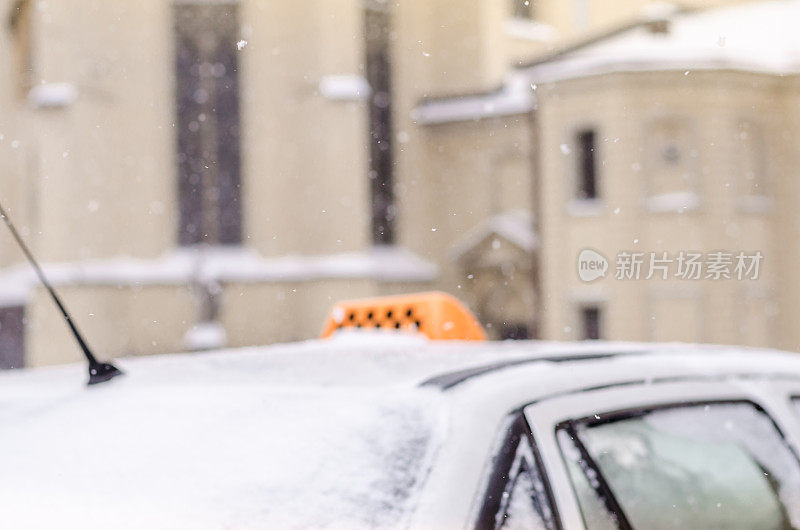 模糊的冬天背景出租车交通汽车城市生活恶劣的天气生活方式暴风雪圣诞节寒冷落雪