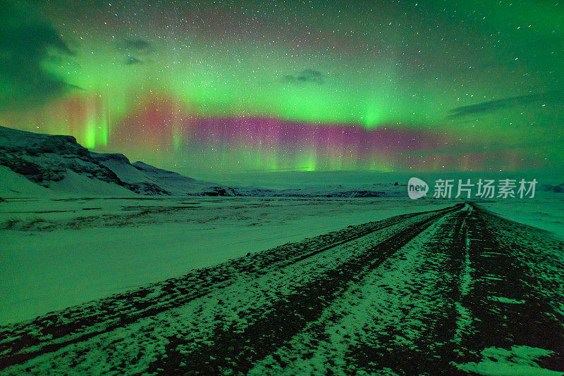 混合色彩的北极光在天空中跳舞