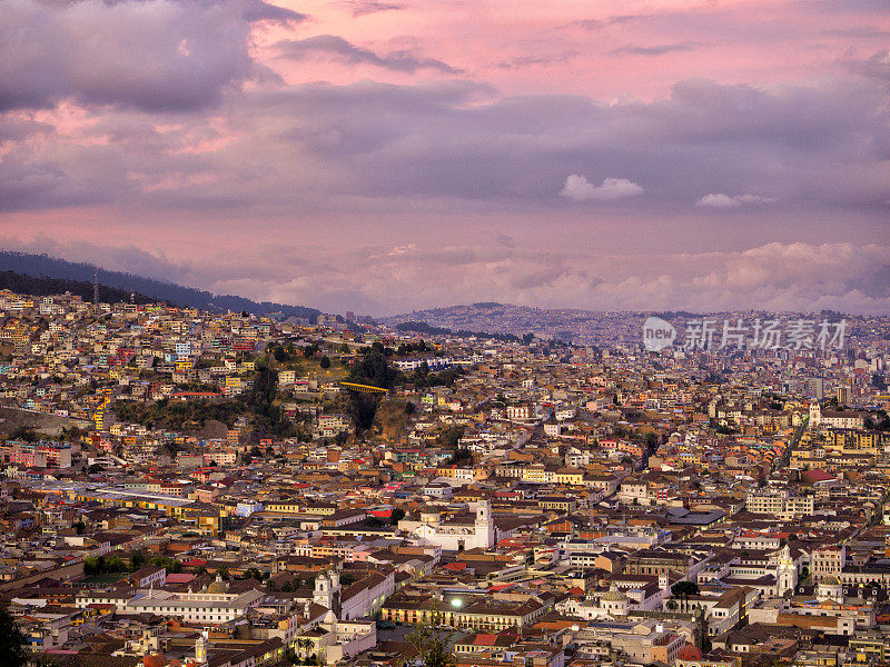 黄昏时分的基多市景