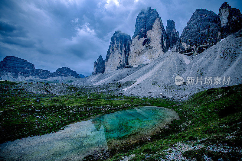 意大利欧洲阿尔卑斯山Dolomites区拉瓦雷多冰城北侧的小湖