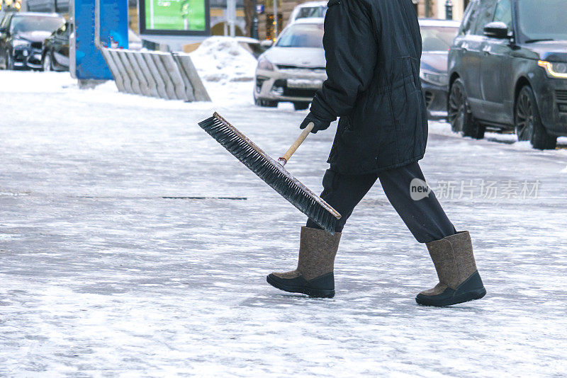 下雪后，城市服务人员用专用工具清理街道积雪